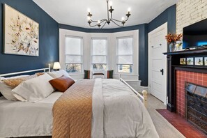 6 Schlafzimmer, Schreibtisch, Bügeleisen/Bügelbrett, Reisekinderbett