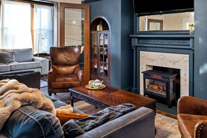 Smart-TV, Kamin, Bücher, Musikbibliothek