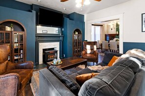 Smart-TV, Kamin, Bücher, Musikbibliothek