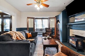 Smart TV, fireplace, books, music library - Reunion Ready. 2-Home Compound With Private Yard (Pittsburgh)