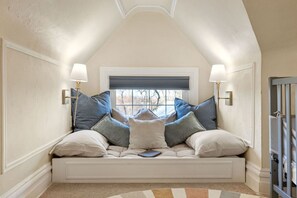 6 Schlafzimmer, Schreibtisch, Bügeleisen/Bügelbrett, Reisekinderbett