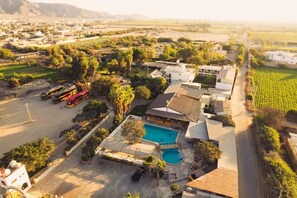 2 outdoor pools