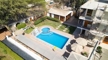 2 piscines extérieures