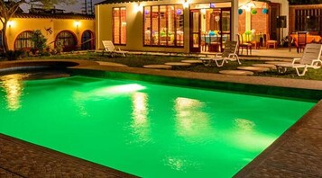 2 outdoor pools