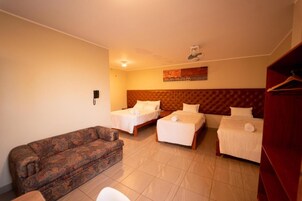 Espacio para trabajar con laptop, wifi gratis y ropa de cama 