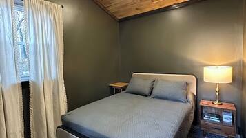 2 bedrooms, travel crib, free WiFi, bed sheets