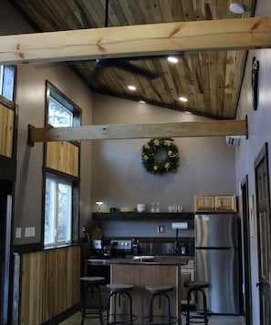 Fridge, microwave, oven, stovetop - Modern + Private + Biking Paradise. No Stairs, Monday Lick & GBR River Trail (Marlinton)