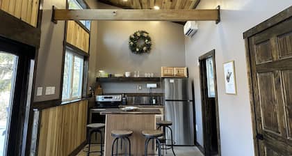 Modern + Private Cabin in Marlinton, WiFi, single level, trail side! New 2025