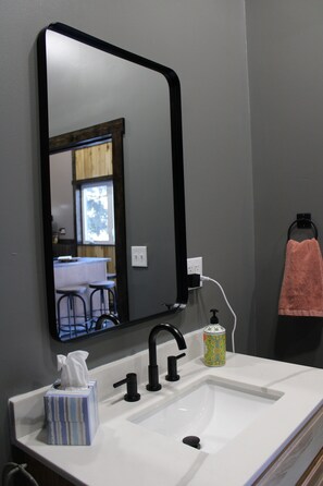 Sèche-cheveux, serviettes fournies, savon, papier toilette