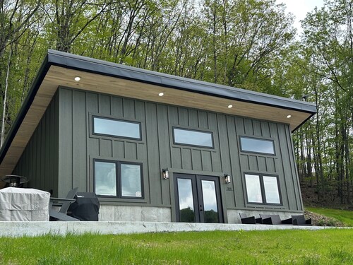 Modern + Private + Biking Paradise. No Stairs, Monday Lick & GBR River Trail