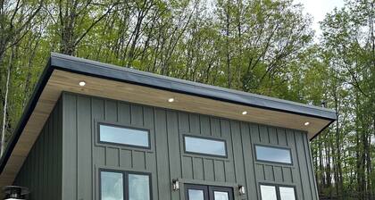 Modern + Private + Biking Paradise. No Stairs, Monday Lick & GBR River Trail