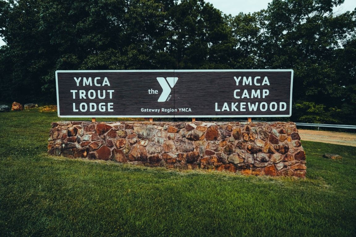 Segnale per YMCA Trout Lodge e YMCA Camp Lakewood, parte della Gateway Region YMCA.