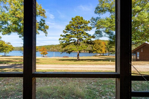 Pet-Friendly Bluff Cabin by Sunnen Lake