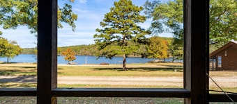 Pet-Friendly Bluff Cabin by Sunnen Lake