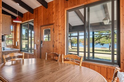 Pet-Friendly Bluff Cabin by Sunnen Lake