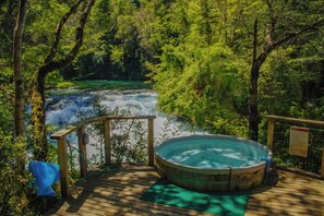 Egyptian cotton sheets, premium bedding, in-room safe - hotel salto del carileufu (Pucon)