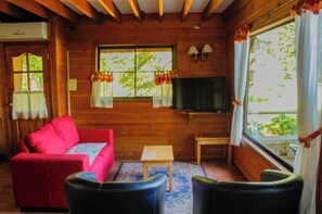 Zimmersafe, laptopgeeigneter Arbeitsplatz, kostenloses WLAN