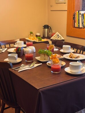 ตู้เย็น, ไมโครเวฟ, เตาประกอบอาหาร, เครื่องครัว/จาน/ช้อนส้อม