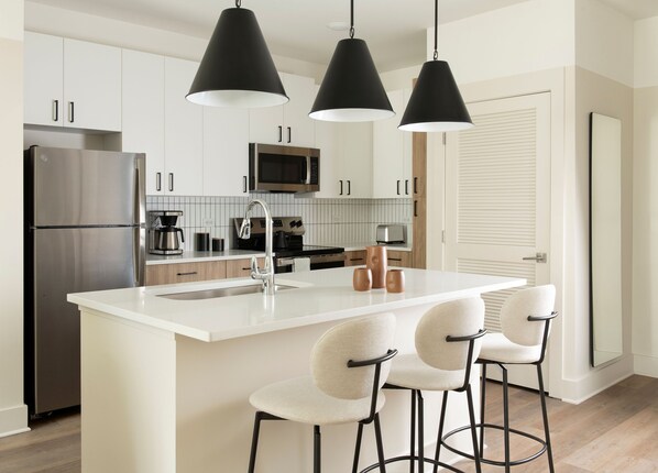 冰箱、微波炉、烤箱、炉灶