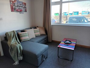 Smart TV - Serviced 3-Bedroom Home Near NEC, Airport & JLR (Garrett's Green)