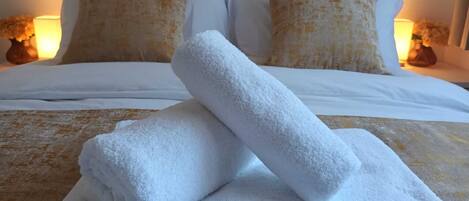 3 slaapkamers, een bureau, een strijkplank/strijkijzer, reisbedje