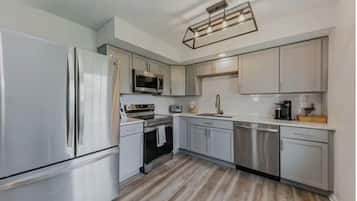 Frigorífico, microondas, horno y placa de cocina