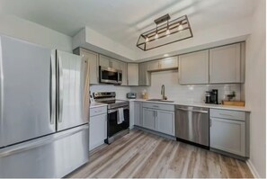 Refrigerador, microondas, horno y parrilla de estufa 
