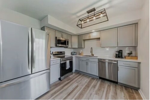 Clifty Falls Family Getaway-Sleeps 8--3 Miles to Historic Downtown & River Front