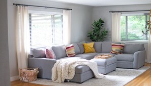 Smart TV, fireplace - Spacious 4 BR/3 BA House Huge Backyard Close to Skiing, Red Rocks & Downtown (Lakewood)