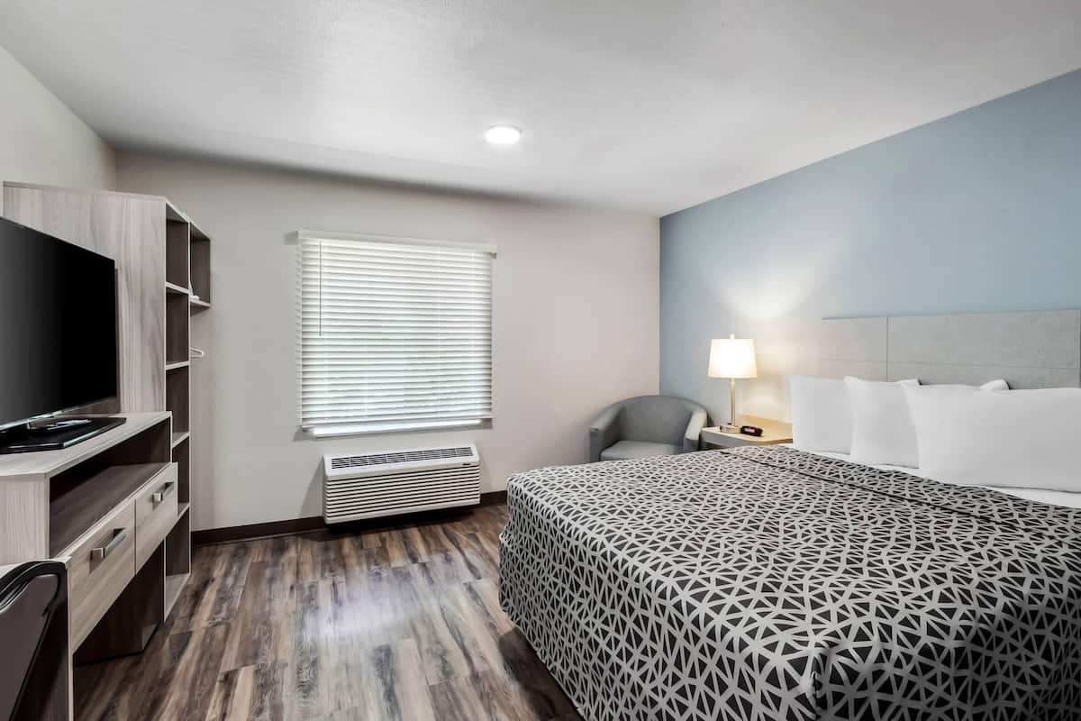 Suite, 1 queensize bed, niet-roken | Een bureau, een laptopwerkplek, verduisterende gordijnen, gratis wifi