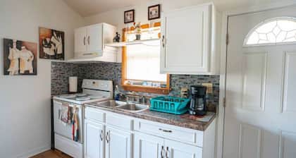 COZY RIVERFRONT HOUSE / SLEEPS 6 W/ W+D