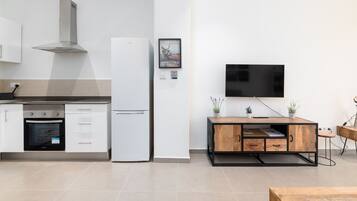 Een koelkast, een microgolfoven, een oven, een vaatwasser