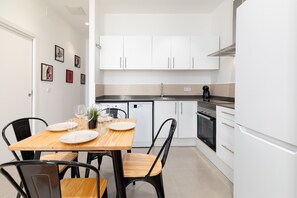 Frigorífico, microondas, horno y lavavajillas