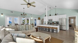 Casa, várias camas, acesso à piscina, vista para a piscina (All Decked Out on 30A) | Cozinha privada | Geladeira, micro-ondas, fogão, cooktop