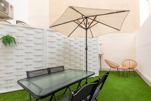 Outdoor dining - Belmar Apartments 2. WiFi + A/C + 5 Pax (Valencia)