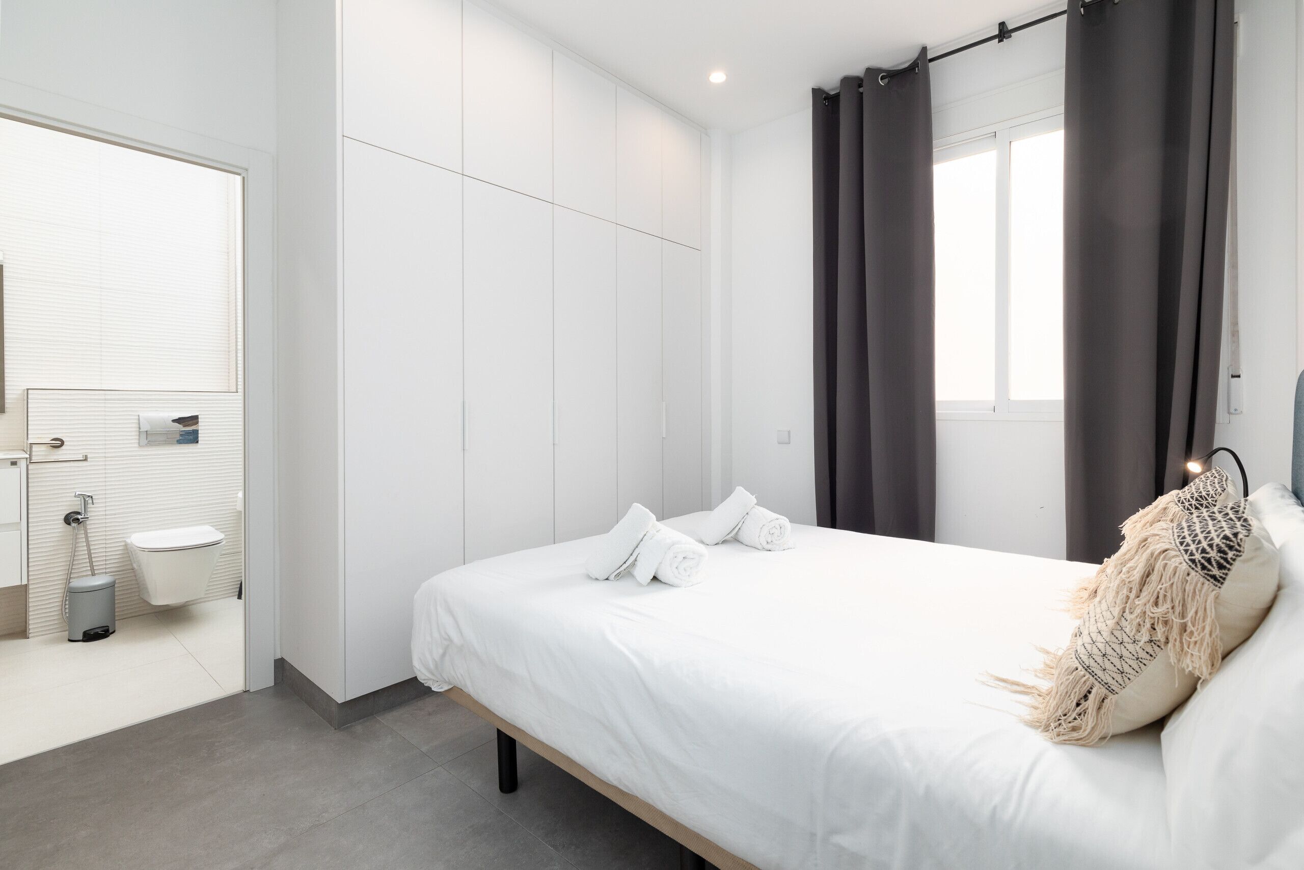 2 slaapkamers, een bureau, een strijkplank/strijkijzer, gratis wifi