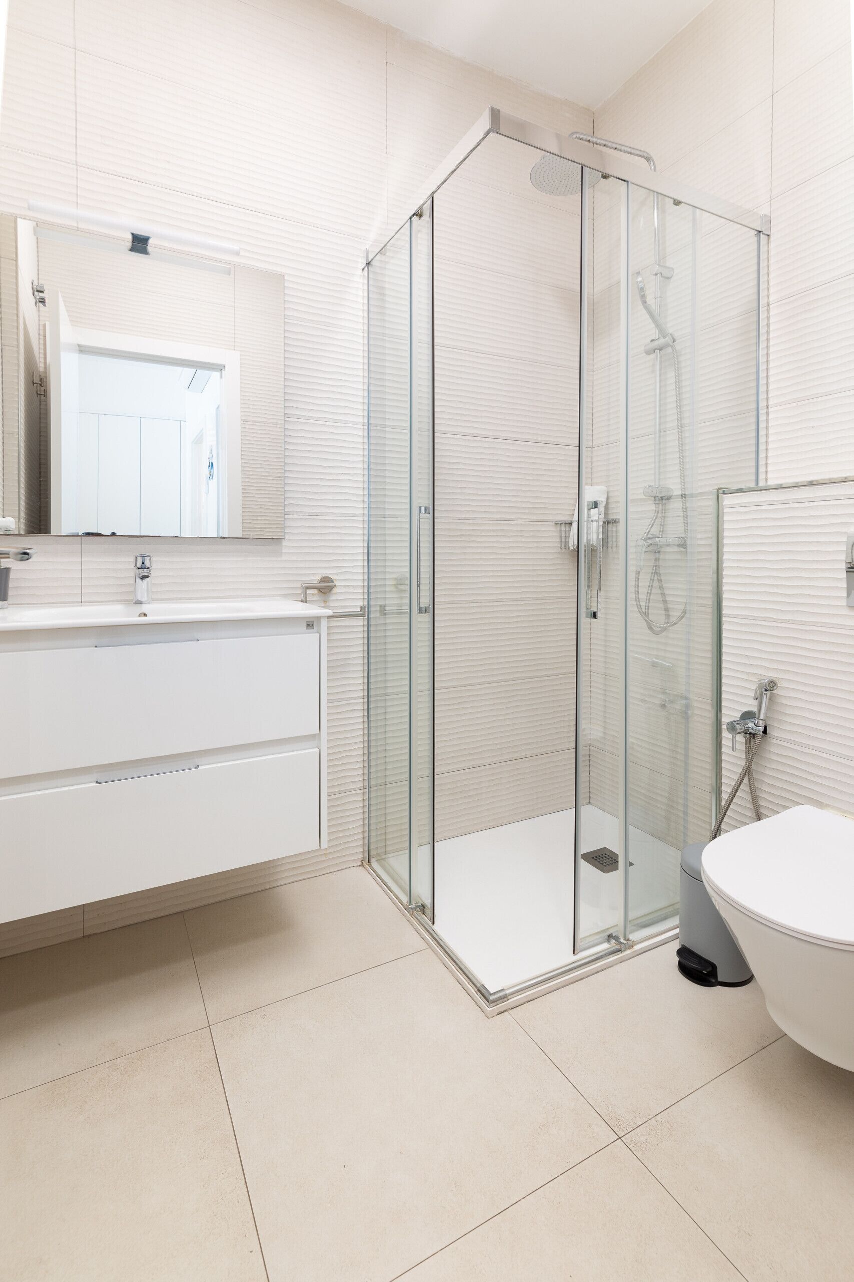 Een douche, een haardroger, handdoeken