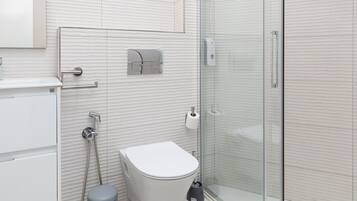 Ducha, secador de pelo, toallas