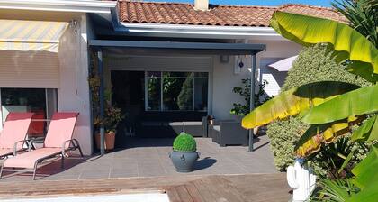Charming house with pool and garden, 10 minutes from the sea