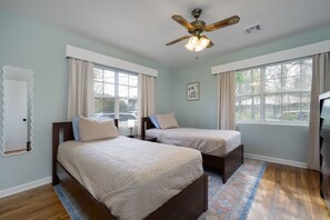 3 chambres, fer et planche à repasser, lit de bébé portatif