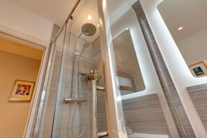 Regadera, secadora de cabello, toallas 