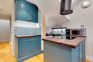 Kjøleskap, mikrobølgeovn, ovn og kaffetrakter/tekoker