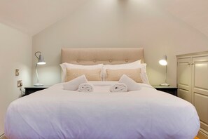 1 habitación, tabla de planchar con plancha y cuna de viaje 