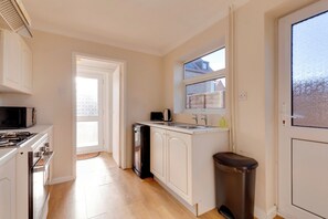 Kjøleskap, mikrobølgeovn, ovn og oppvaskmaskin