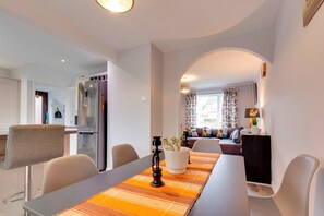 Dining - Pass the Keys | Spacious and modern house with Free Parking (Cambridge)
