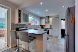 Fridge, microwave, oven, dishwasher - Pass the Keys | Spacious and modern house with Free Parking (Cambridge)