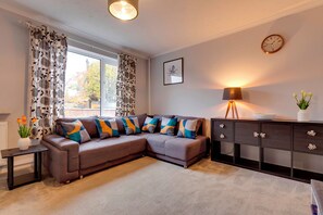 TV - Pass the Keys | Spacious and modern house with Free Parking (Cambridge)