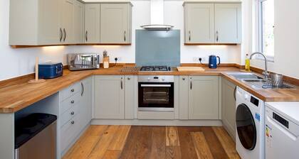 Pass the Keys | Stylish 2 Bed Flat near Beach+M5