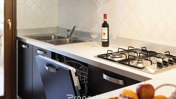 Frigorifero, forno, piano cottura, lavastoviglie