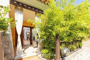 Exterior detail - Villetta by Propertize with a tub and patio (Golfo Aranci)